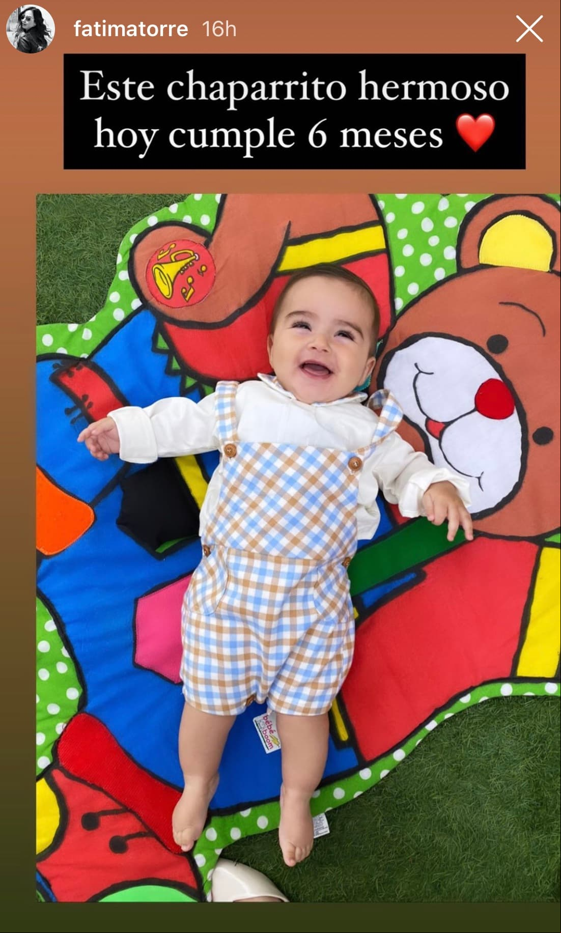 Enfundado en un tierno trajecito, Diego fue celebrado por sus padres, su hermana Isabella, de casi tres años, y algunos primos.