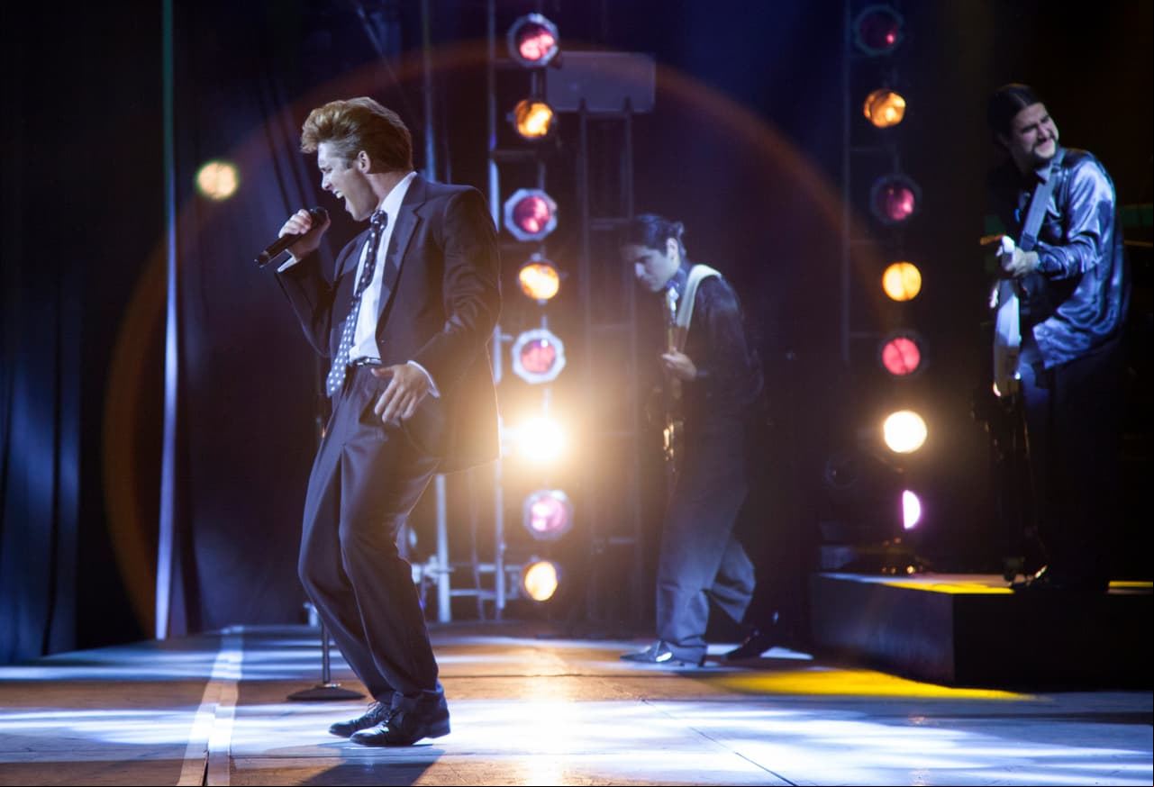 Diego Boneta como el cantante. El mexicano se preparó durante meses para interpretar a 'El Sol' y lucir cómo él.