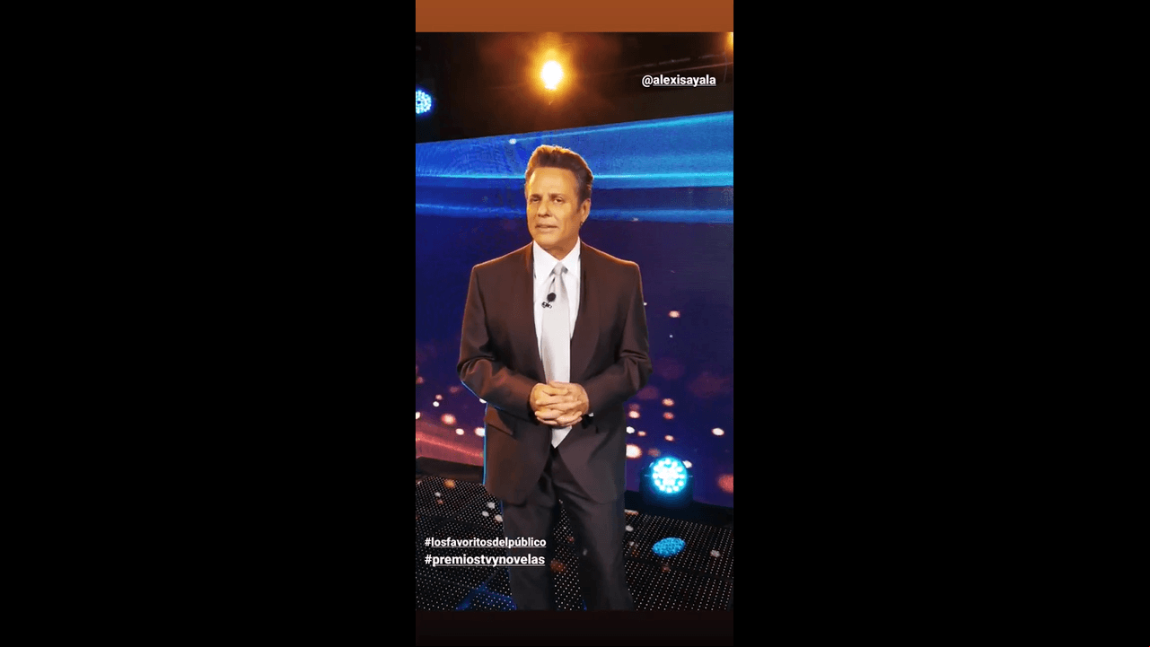 Alexis Ayala, quien próximamente regresa a las telenovelas, hizo gala de su elegancia con un traje oscuro, que coordinó con una corbata en tonos claros.