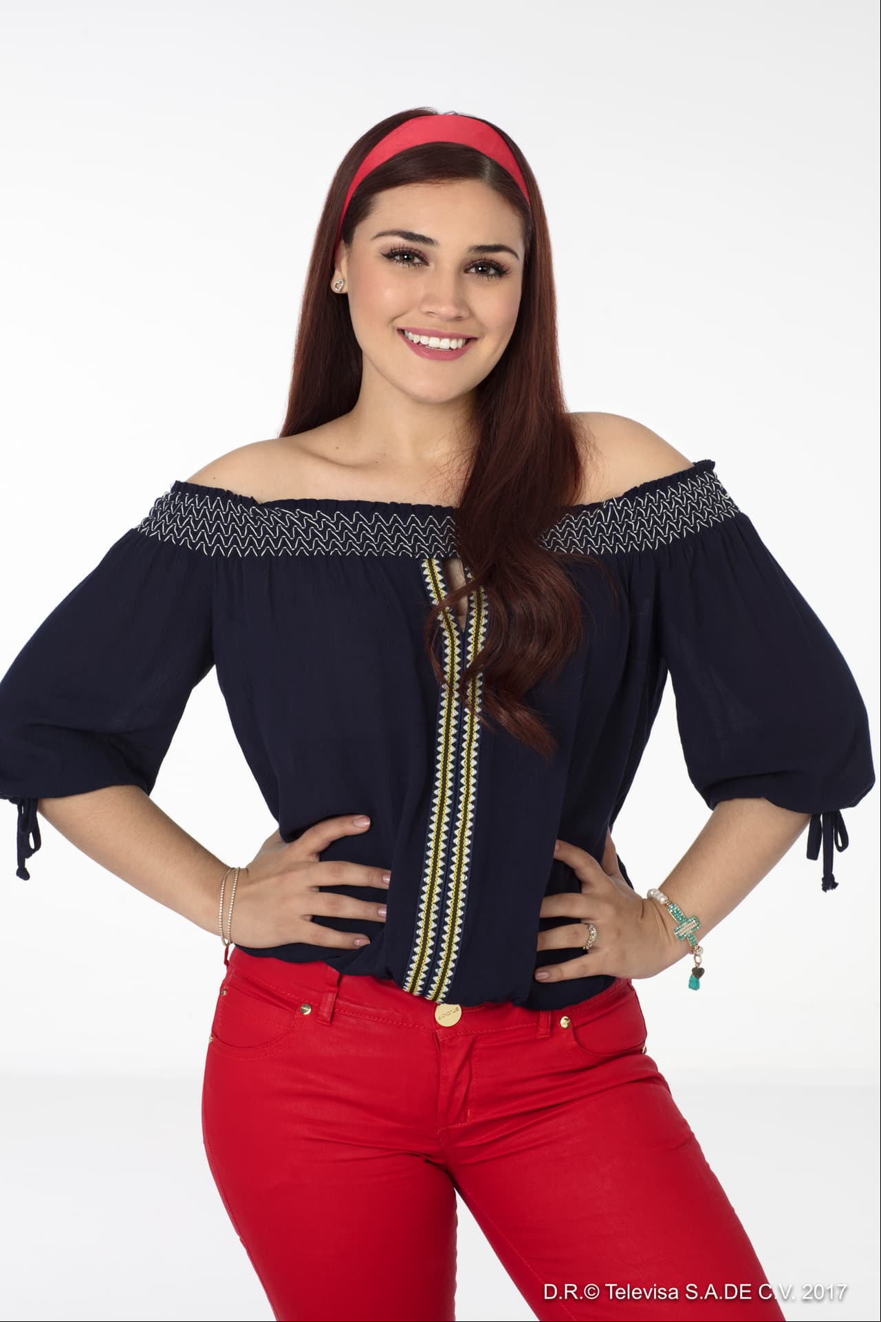 En la temporada 7 apareció nuevamente con diademas y el cabello más suelto y largo.
