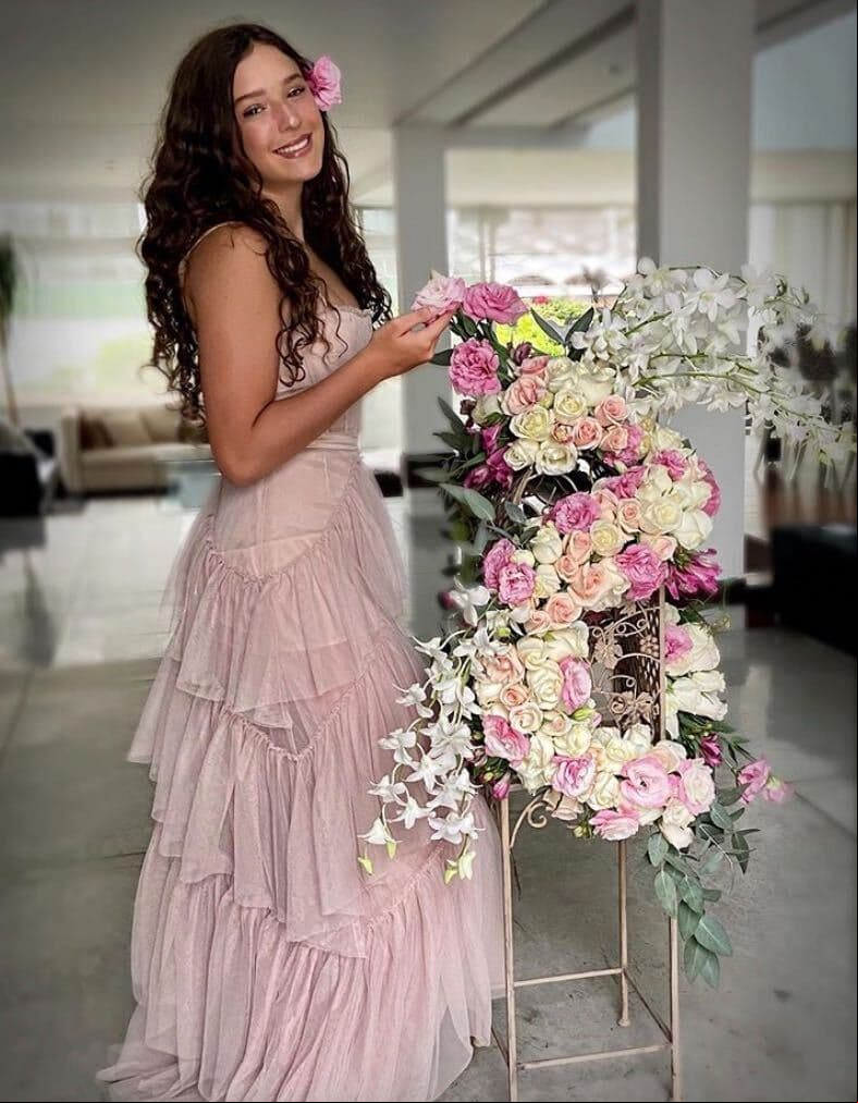 Para la familia, eso no fue un impedimento para celebrar y no pudo faltar por supuesto, el vestido de quinceañera, pero lo que llamó la atención es que hubo más de un atuendo, en los que lució muy bonita. 
<br>