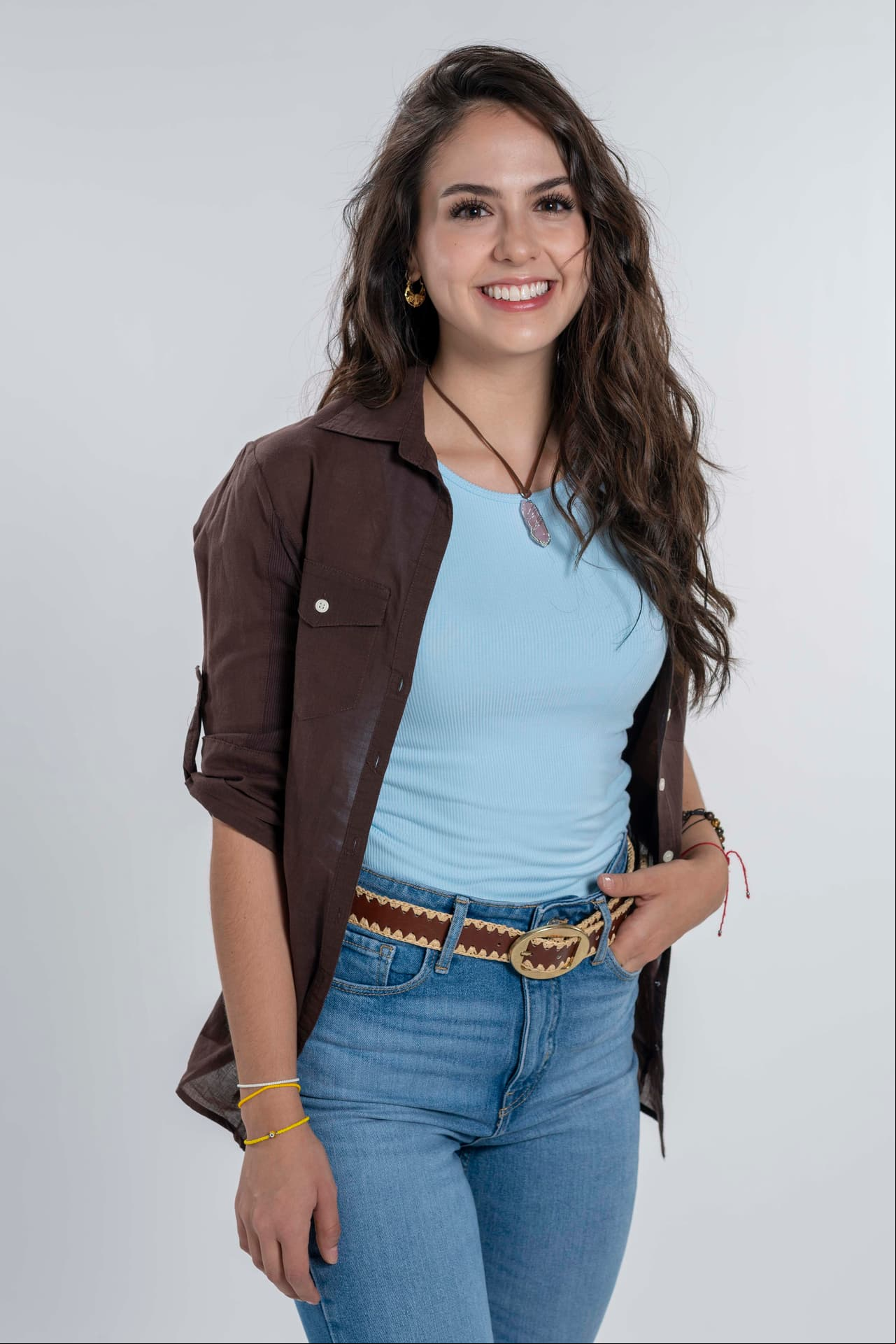 Karla Esquivel mostrará un look campirano con pelo largo en tono castaño oscuro.