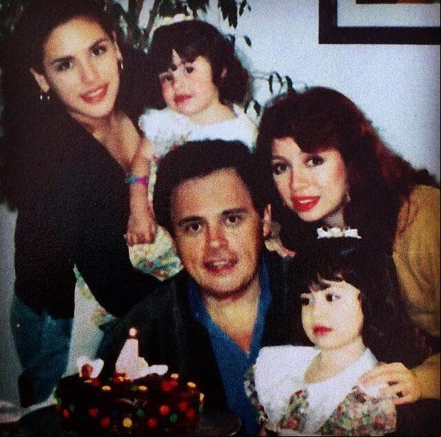 Nicole Vale Pacheco nació el 28 de marzo de 1993 en la Ciudad de México. Es la segunda hija del matrimonio que formó Raúl Vale con Arlette Pacheco en 1989; luego de su divorcio de la primera actriz Angélica María, quien es mamá de Angélica Vale.
