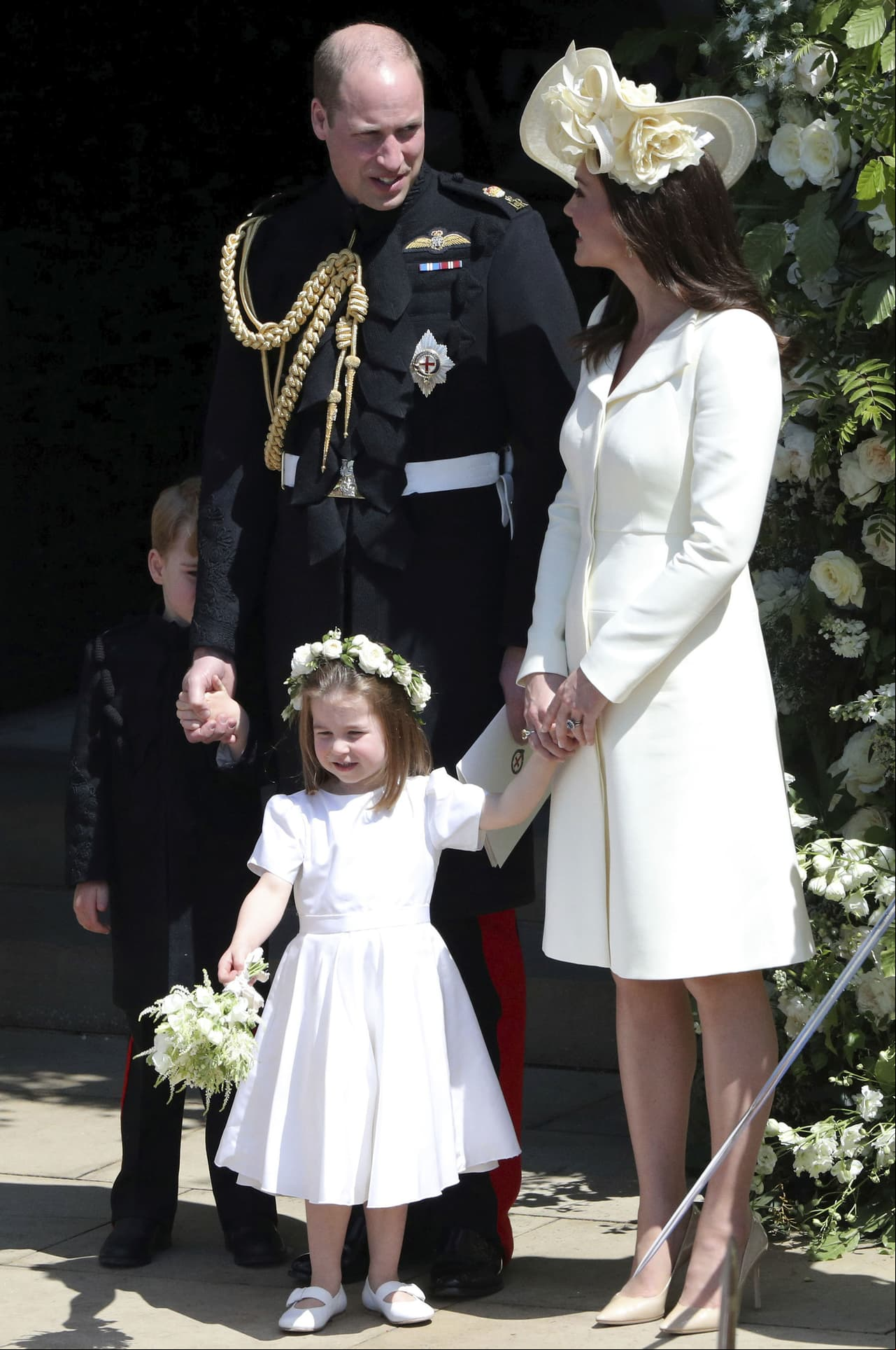 Para la boda de Meghan Markle y el príncipe Harry, Kate eligió ir de blanco con un diseño de Alexander McQueen, un tocado de Philip Treacy y zapatos de Jimmy Choo, uno de sus mejores atuendos según Vogue España.