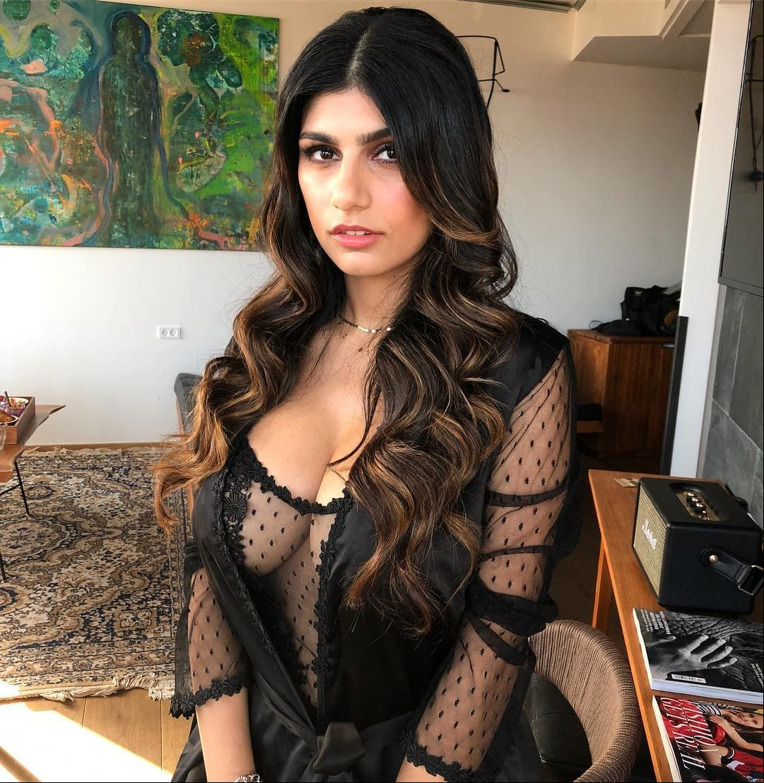 Considerada como una de las mujeres más sexys, Mia Khalifa volvió a las andadas y alborotó a sus más de 10 millones de seguidores con una candente sesión en a que posó en lencería.