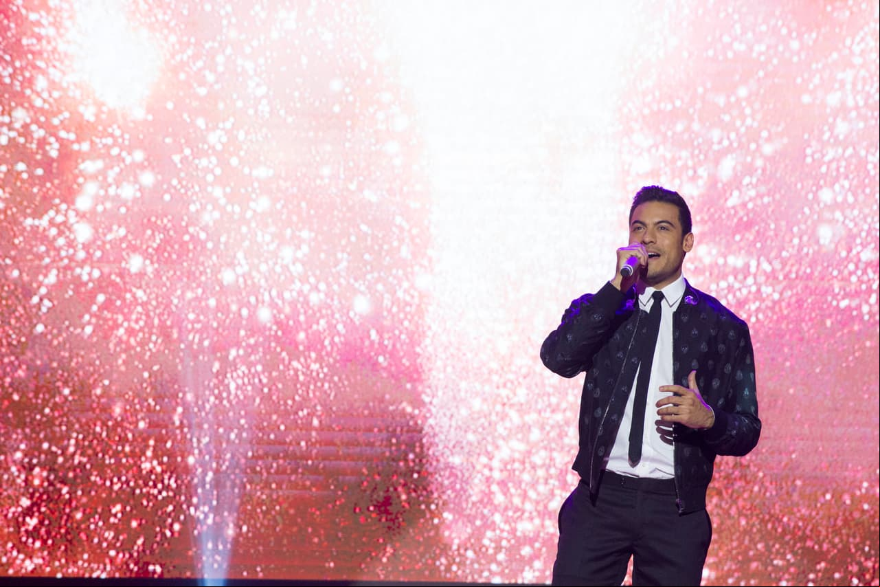 Carlos Rivera interpretó "Me Muero", tema oficial de la serie.