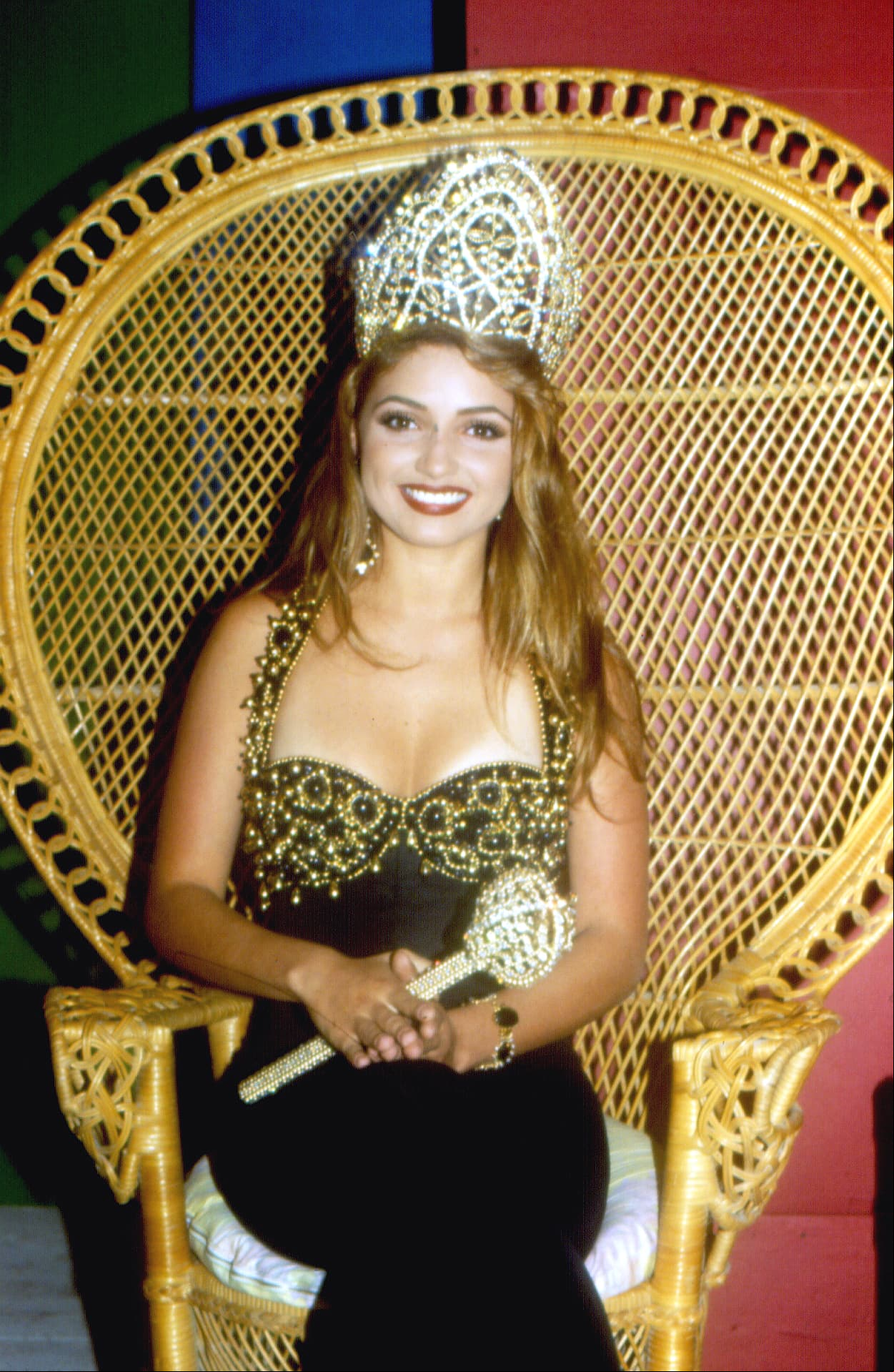 Angélica Rivera inició a corta edad su carrera artística. Concursó en El rostro de El Heraldo de México, certamen del que resultó ganadora en 1987.