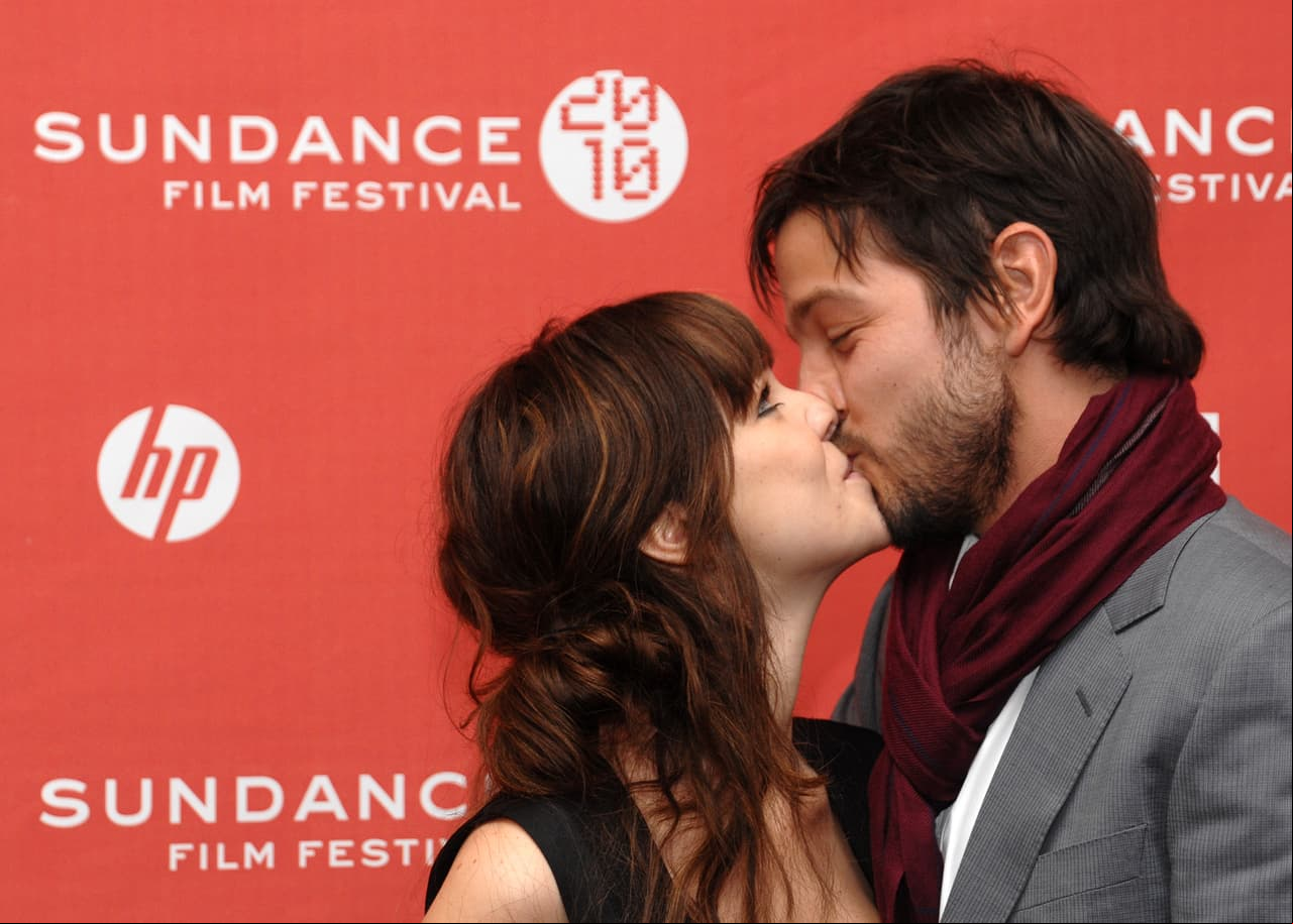 Camila Sodi y Diego Luna se besan durante un festival de cine en el 2010