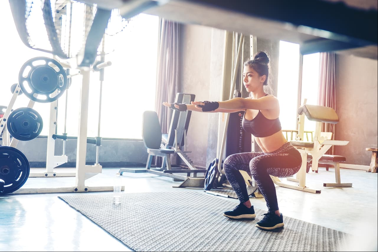 1. Sentadillas. Este ejercicio, además de tonificar tus muslos y glúteos, te permitirá eliminar la celulitis de tu cuerpo.