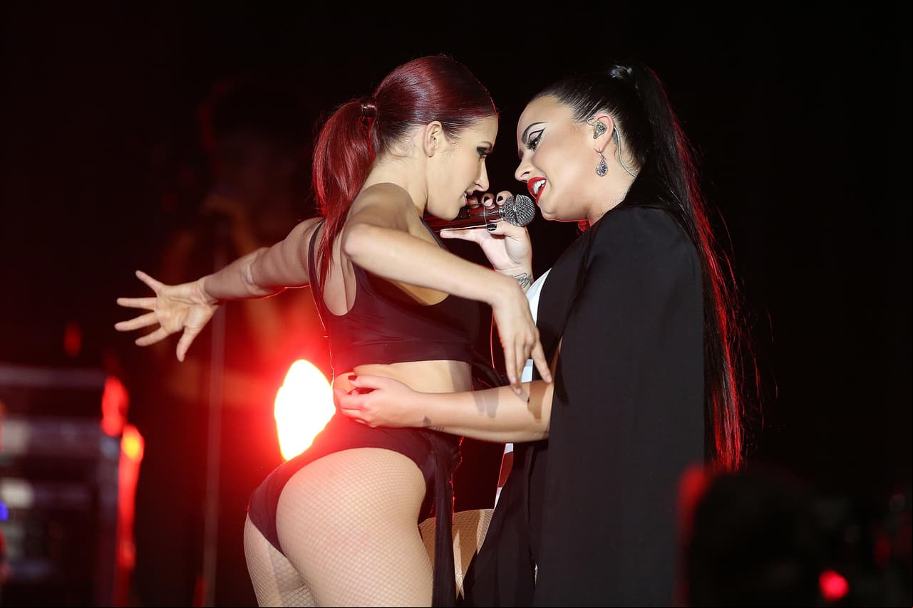 Paparazzi: Demi Lovato sexy con su bailarina y JLo presume curvas en bikini