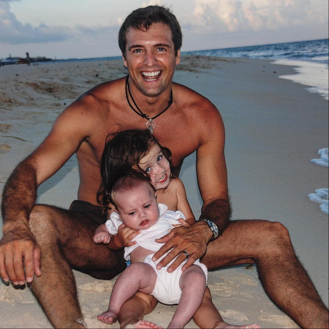 Justo un año después de haberse convertido en marido y mujer, la pareja le dio la bienvenida a su primera hija, Mía, mientras que Azul llegó a la vida de los famosos en 2007.