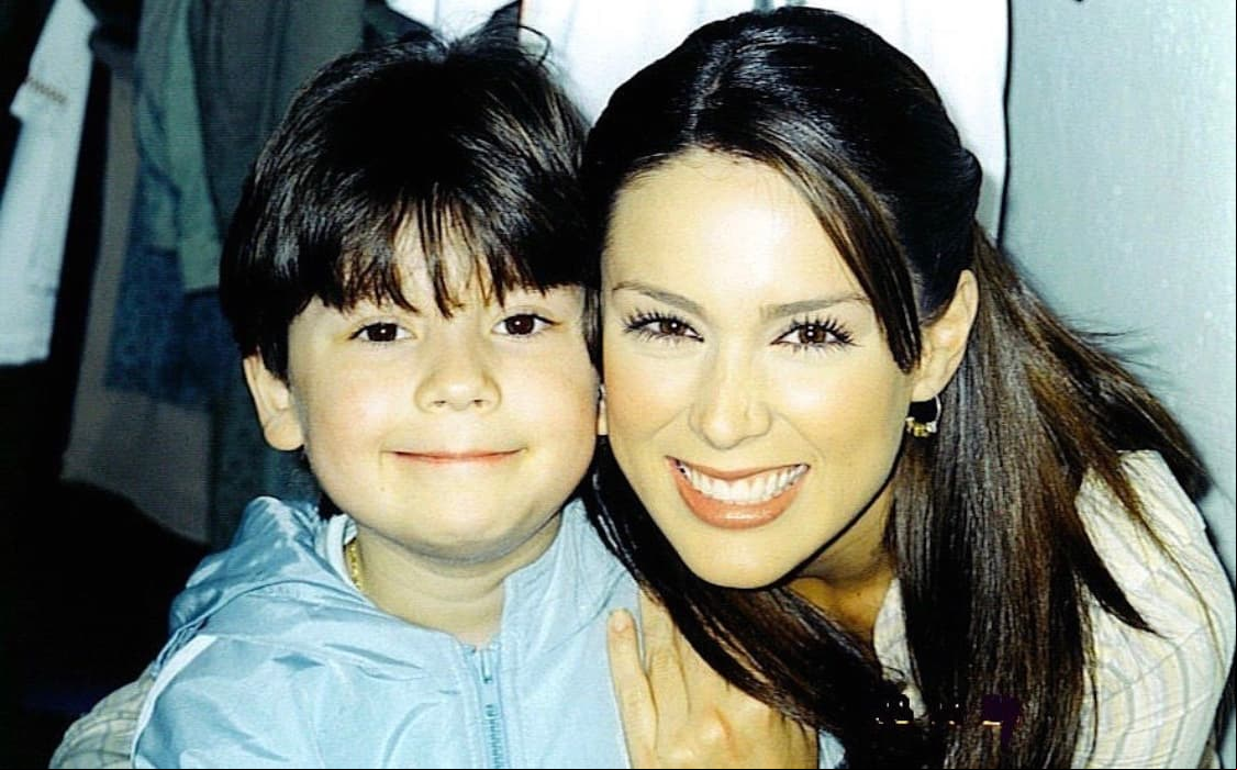 Posteriormente, entre 2003 y 2004, el actor formaría parte de Alegrijes y rebujos', donde compartiría créditos con grandes actores como Jacqueline Bracamontes, Miguel de León, Héctor Ortega, Arath de la Torre y Sebastián Rulli, entre otros.