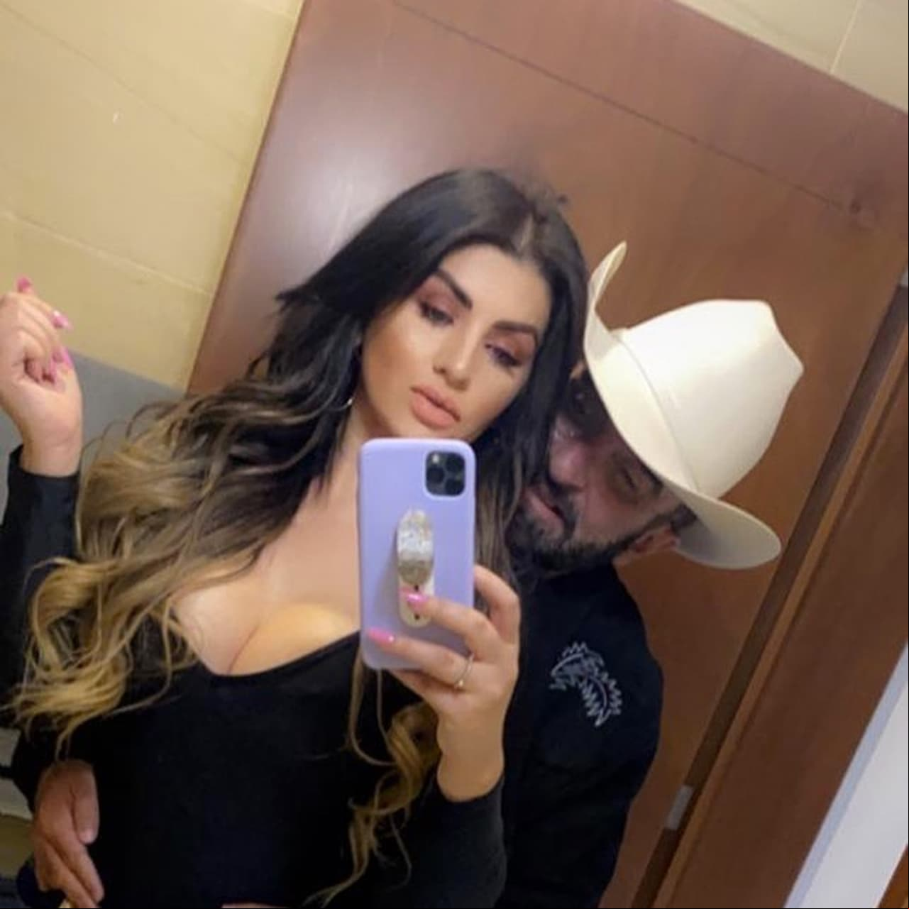 Tras llevarle serenata en cuarentena, Vicente Fernández Jr. celebra el primer mes junto a su novia