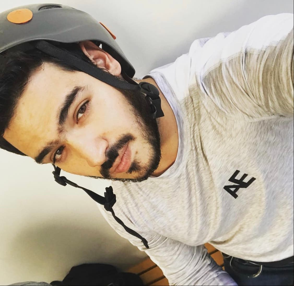 En su cuenta de Instagram se puede apreciar que es un joven deportista que disfruta de diversas disciplinas, como el ciclismo y el futbol americano.