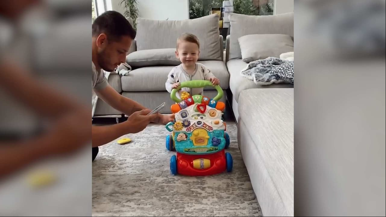 Ahora que tendrá un hermanito, Noah, el hijo de 'Chicharito' Hernández, ya dio sus primeros pasos