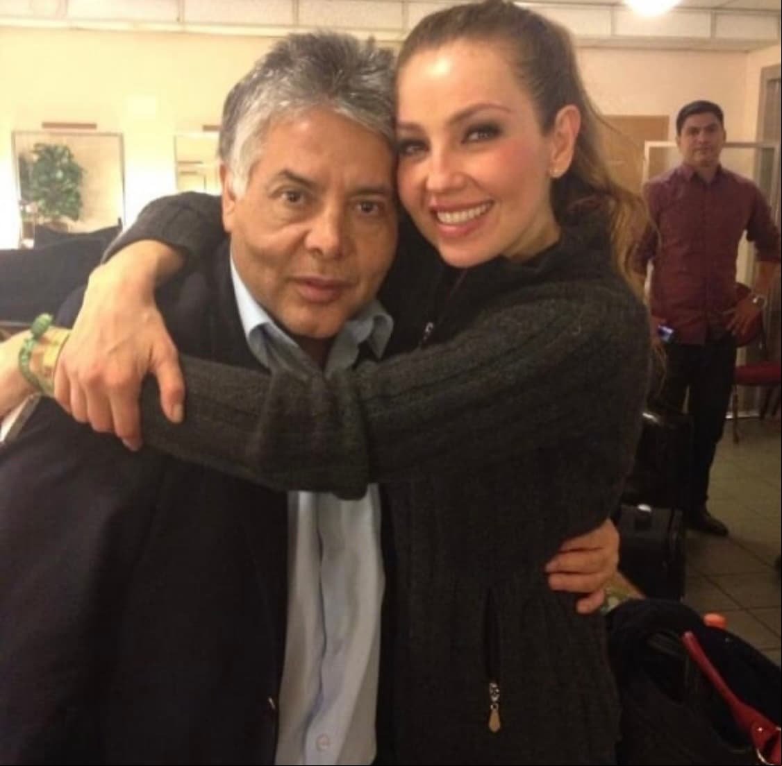 Y es que, en semanas recientes, Mitzy, el diseñador de modas mexicano, dio una entrevista al Programa 'Hoy' para revelar que él estará a cargo del vestido de Sabrina, tal como lo hizo hace 20 años con el vestido de boda de Thalía, cuando contrajo matrimonio con el productor musical Tommy Mottola en Nueva York.
