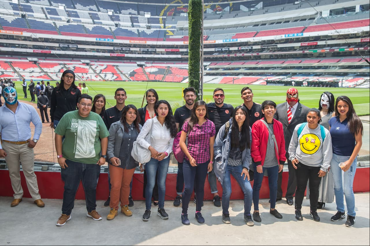 Algunos de los becarios, quienes desde hace meses están vinculados al programa en el que reciben 3 mil 600 pesos mensuales, se tomaron fotos con las celebridades deportivas.