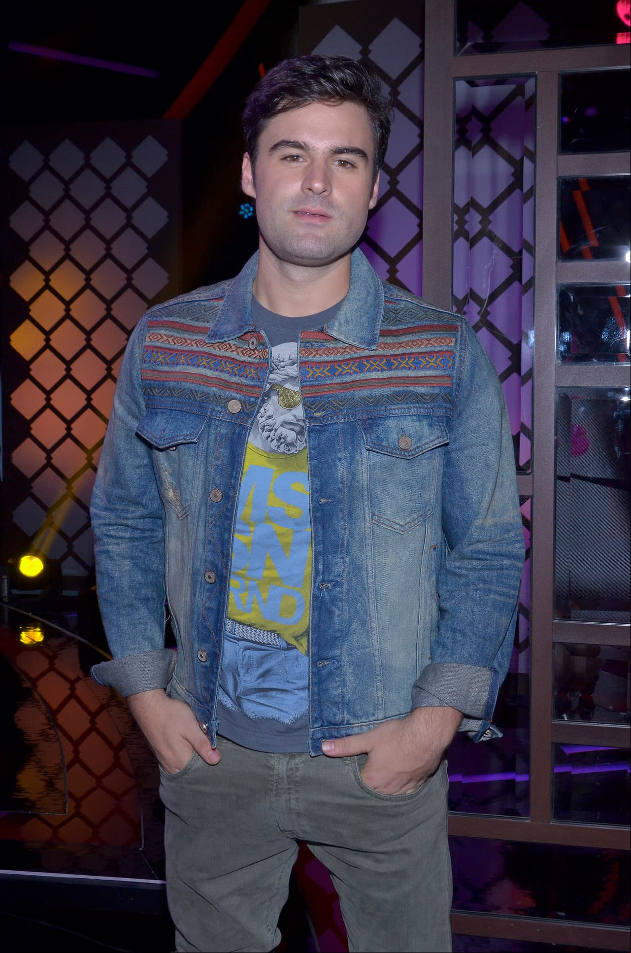 Tino (Aldo Guerra) es el ahijado de la mamá de Miky, un rebelde desertor escolar, quien vende dulces afuera del colegio North Hills.