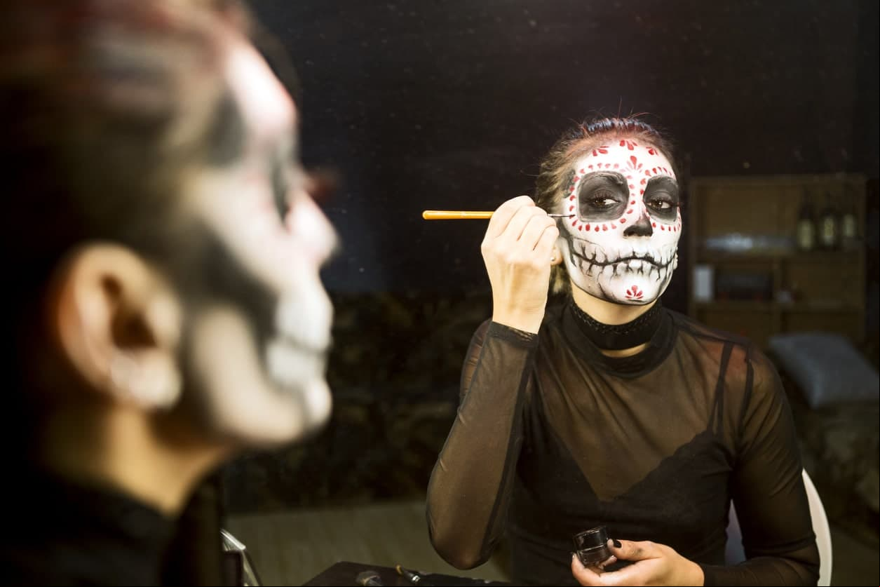 Mujer maquillándose de Catrina