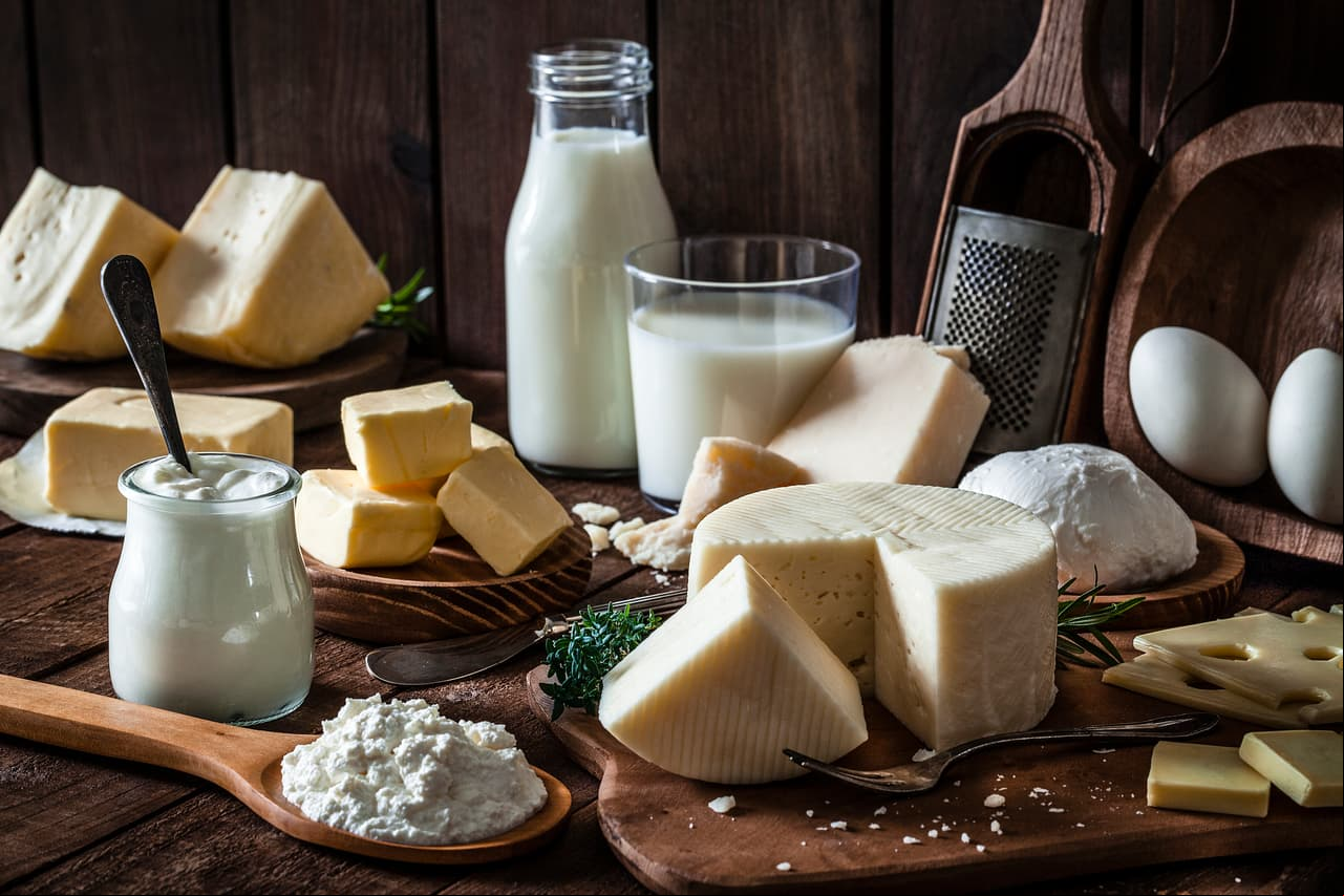 Lácteos. Generan una molécula que el ser humano no produce de forma natural llamada Neu5Gc. Las células absorben este compuesto y con el tiempo el cuerpo produce anticuerpos en contra de ella.