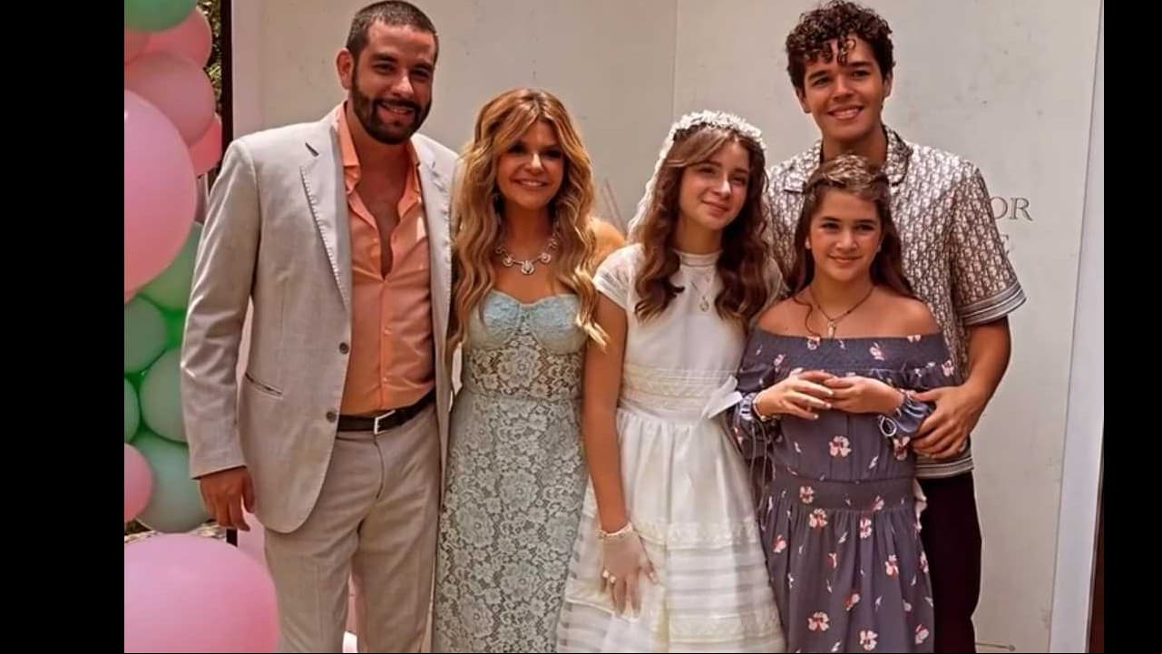 Hija de Mayrín Villanueva rompe Internet por aparecer en la primera comunión de hija de Itatí Cantoral