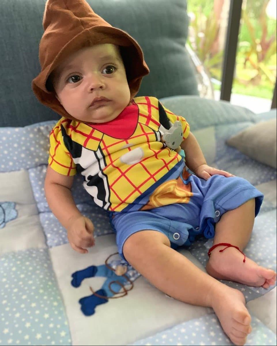 A los pocos días del fallecimiento de su mellizo, compartieron una fotografía del pequeño disfrazado como ‘Woody’, el famoso personaje de la película ‘Toy Story’.