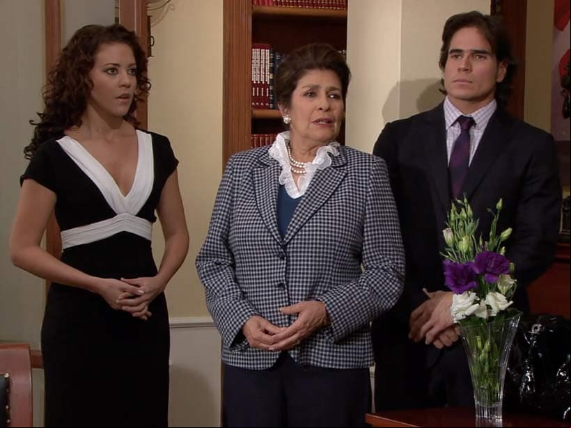 Pero cuando Oriana descubre que Teresa no es de una familia de dinero, inmediatamente la rechaza