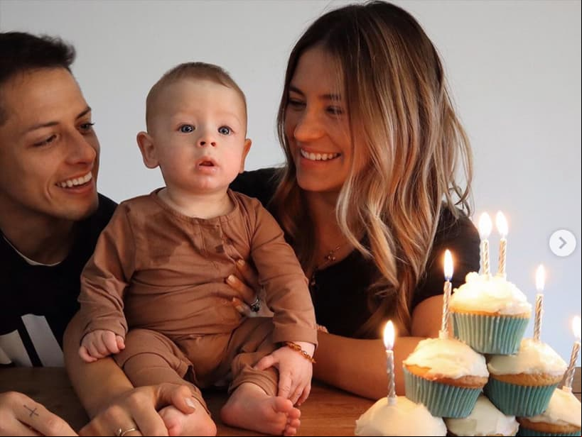 ‘Chicharito’ y su esposa presumen los primeros pasos de su hijo Noah