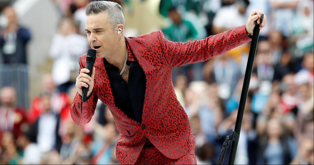 Robbie Williams inaugura el Mundial Rusia 2018 pintando dedo