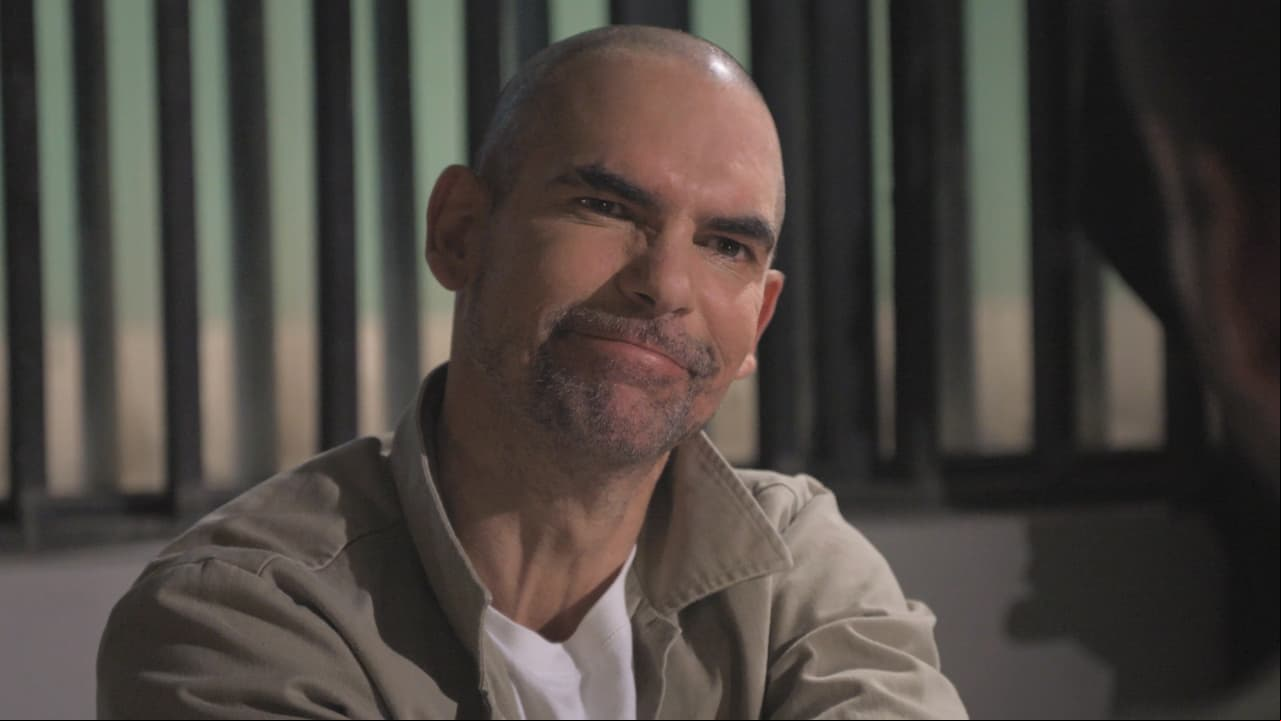 'Enrique' ha decidido hacer todo lo posible por salir de la cárcel por buena conducta; 'Claudio' le promete trabajo para cuando salga de prisión.