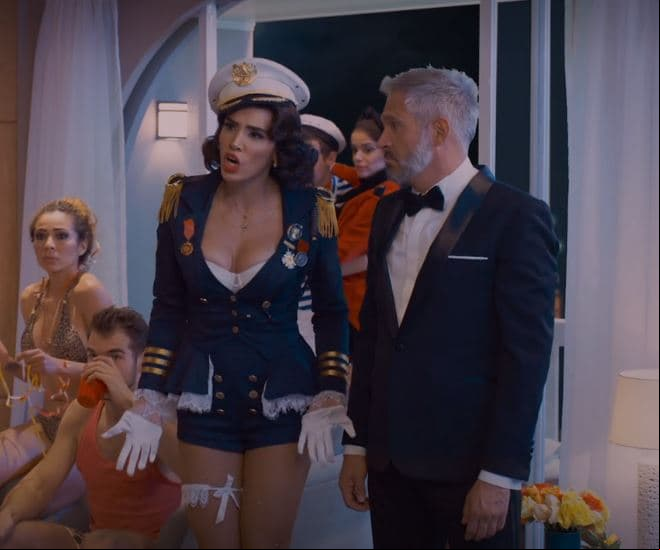 Ifigenia se vistió como la capitana de un crucero en una de las fantasías de Simón.