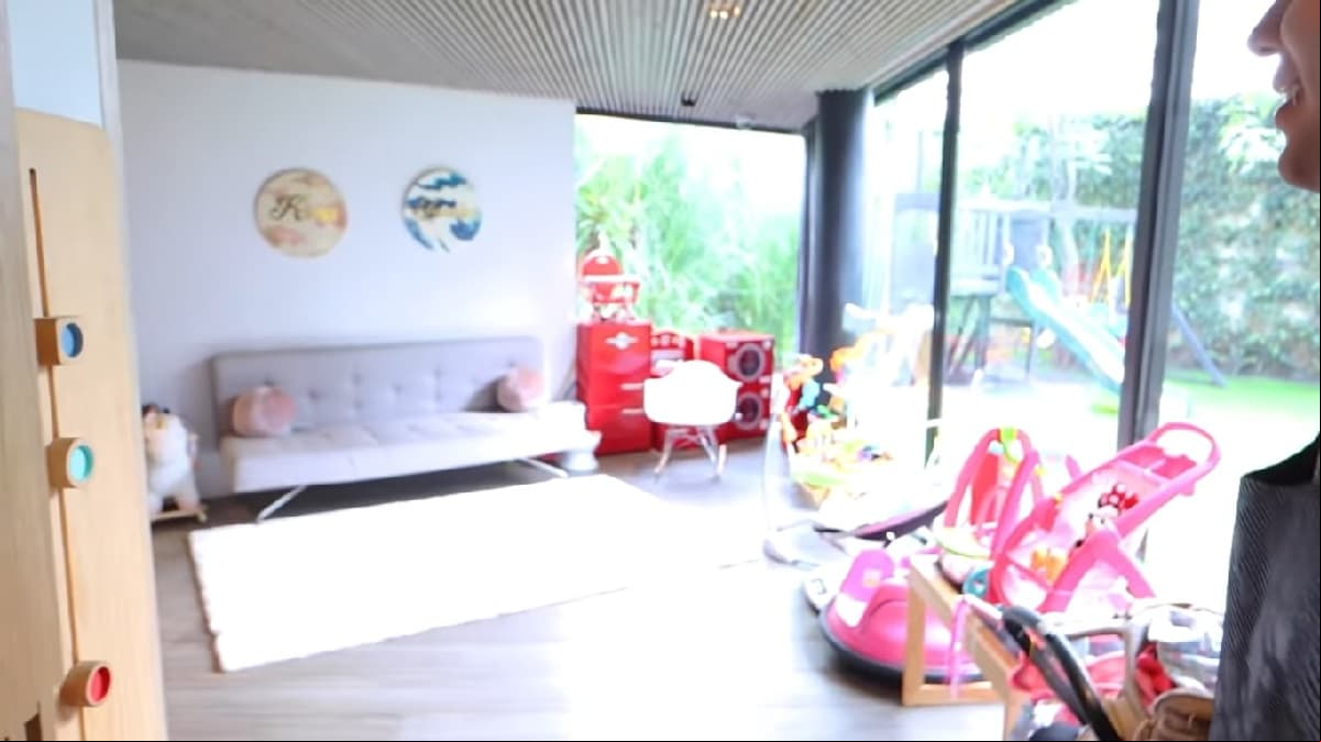 Una de las habitaciones más impactantes es el cuarto de juegos de Kima y Juanito, en la cual se observa que la primogénita de Kimberly Loaiza tiene una espectacular cocina y una zona de mercado; mientras que Juanito cuenta con un peculiar trampolín.