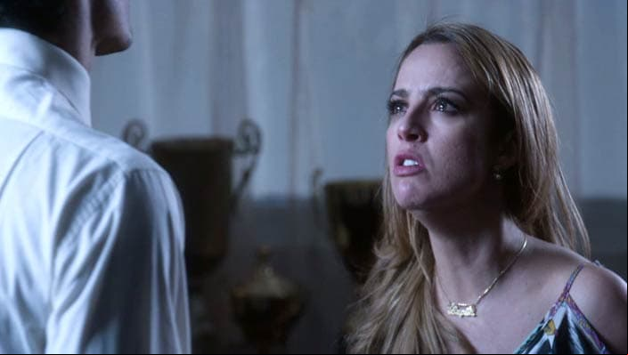 Desafortunadamente, Lupita descubre la infidelidad de Fregoso y lo encara. Héctor justifica estar con otra mujer debido a que ella era demasiado asfixiante.