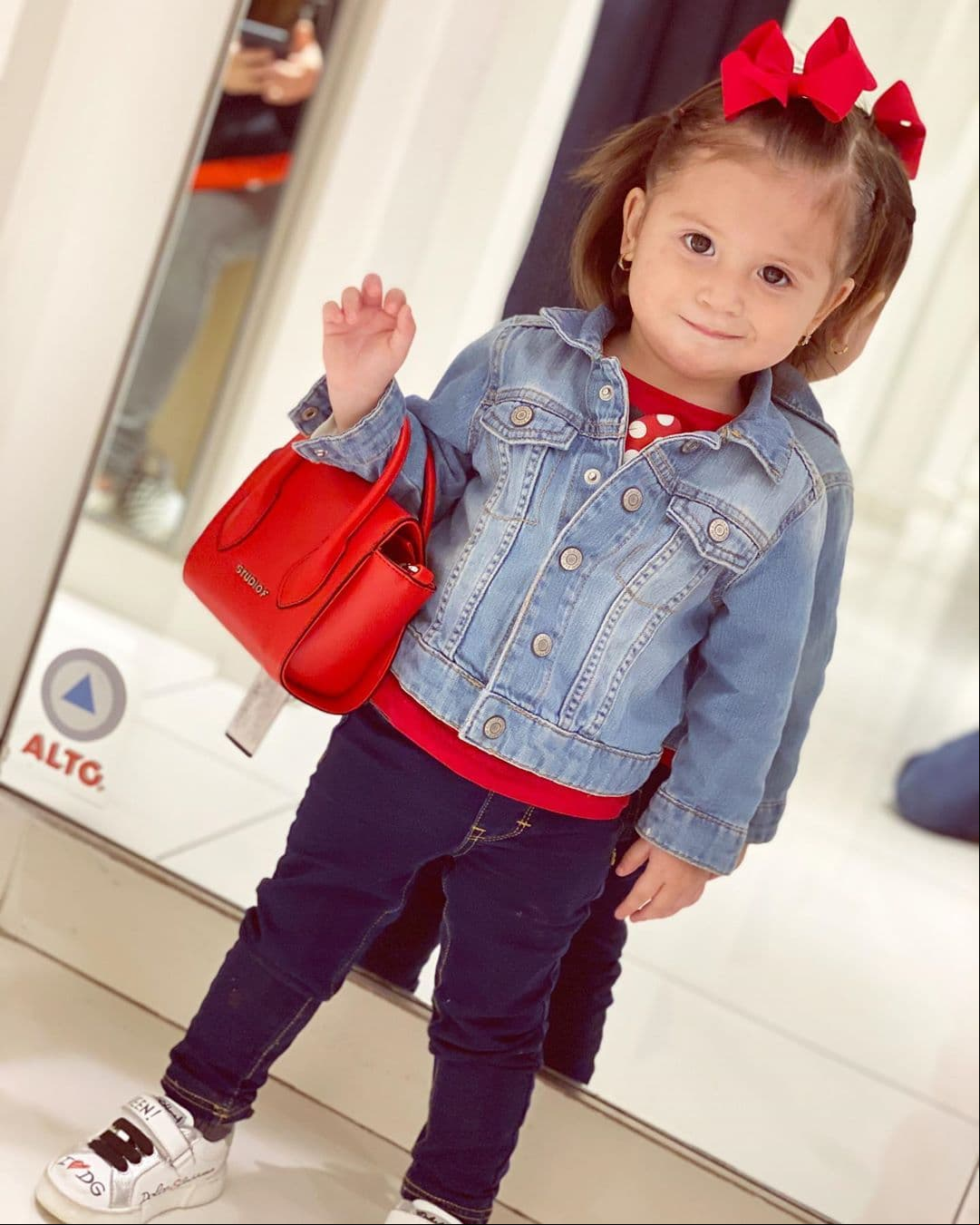En su perfil de Instagram cuenta con más de 227 mil seguidores y en él la describen como Gianna Luna Flores. Una mezcla de México y Guatemala. "Bebé influencer".