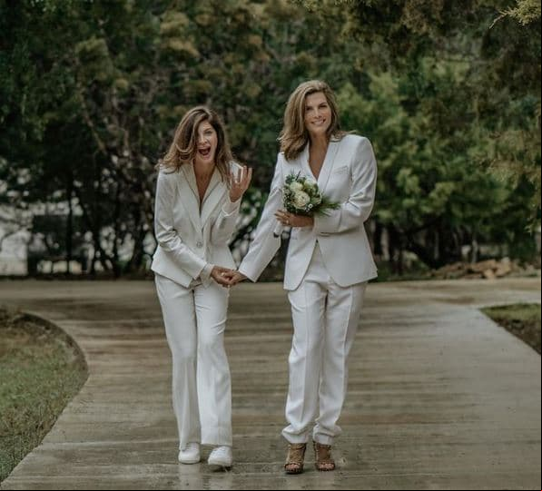 Aunque fue hasta junio que hicieron pública su boda, Montserrat Oliver y Yaya se unieron en matrimonio a principio de año: "El amor crece y se transforma, esa transformación se llama compromiso, apoyarnos, acompañarnos y seguir luchando juntas. Hoy hace 6 meses nos casamos y te elegiría una y otra vez", publicó la conductora junto a una imagen de la boda.