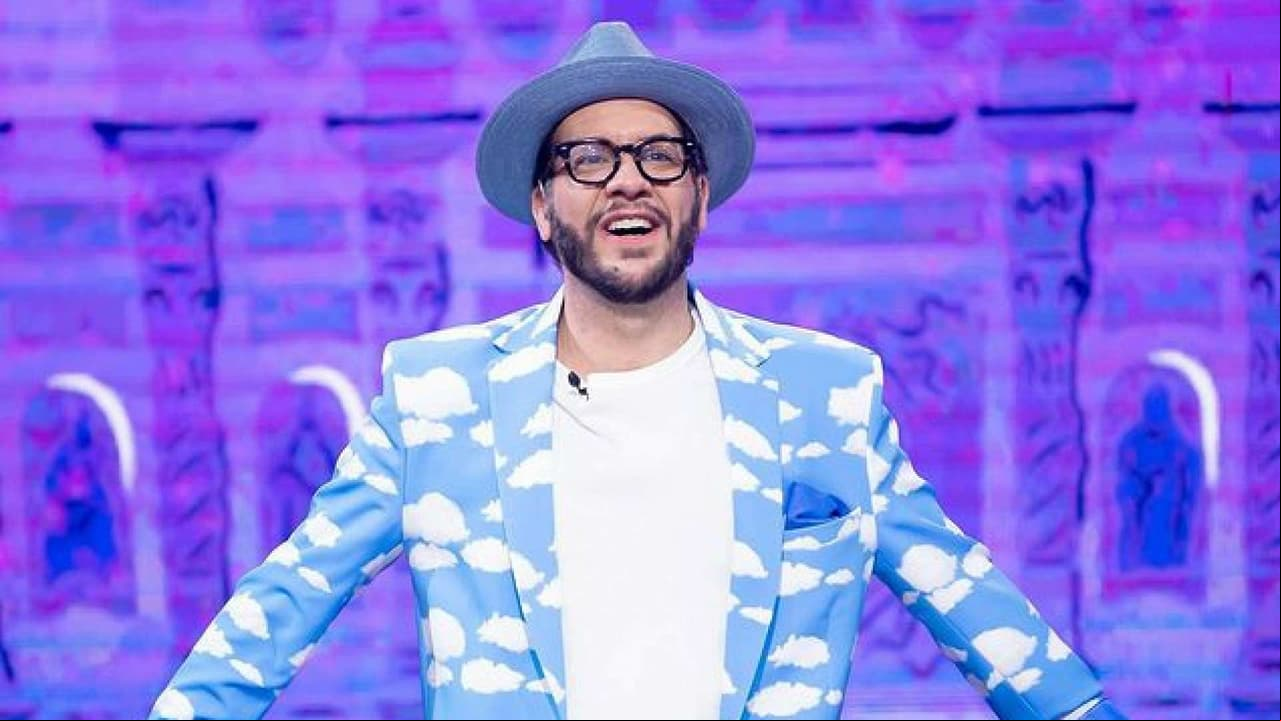 Faisy pierde apuesta, se quita la ropa y corre desnudo por la calle