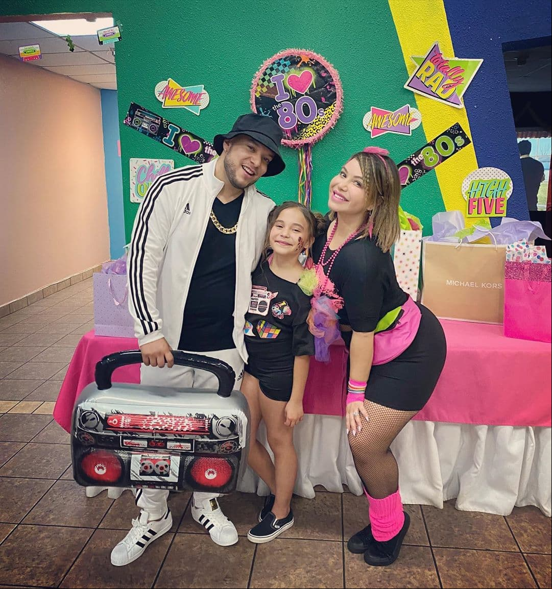 Tras celebrar el cumpleaños de Victoria, la hija que tuvo Lorenzo con Claudia Galván, la pareja estuvo haciendo su cuarentena en su hogar en California hasta que en mayo de 2020 trascendió que podrían estar pasando por una crisis matrimonial después de que el programa ‘Suelta la sopa’ compartiera un video del cantante intentando ingresar a su hogar desde una barda.