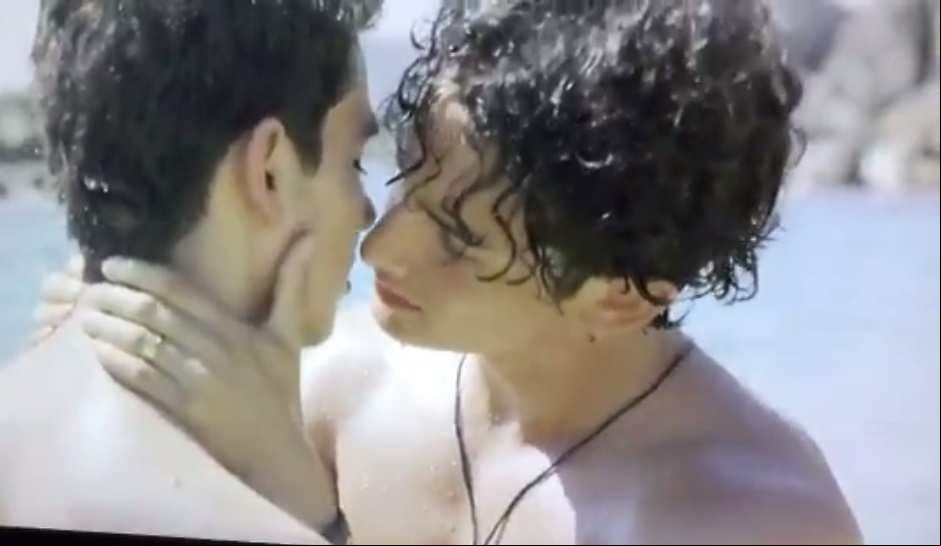 ¡&#39;ArisTemo&#39; sí se besa en la playa!