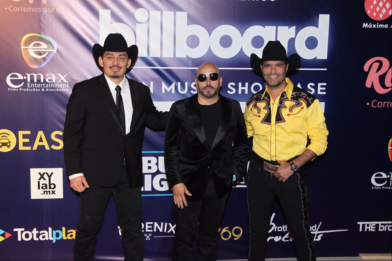 Previo al show, se realizó la alfombra roja donde desfilaron los famosos invitados a este importante evento como José Manuel Figueroa, Lupillo Rivera y Pablo Montero.