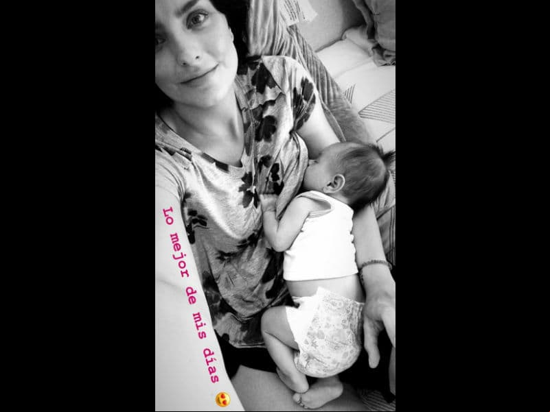 La actriz Aislinn Derbez presumió cómo amamanta a su hija Kailani