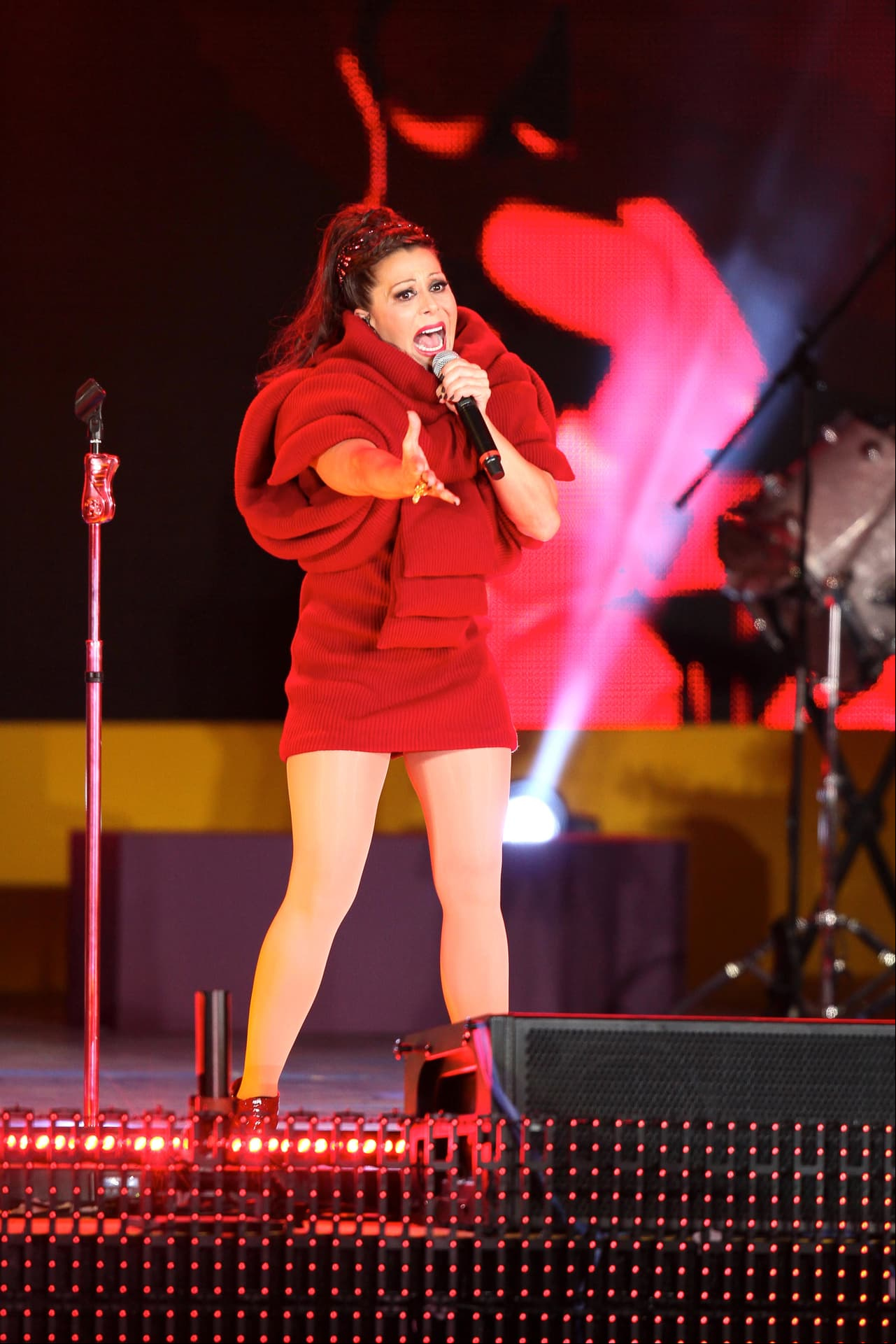 No todo ha sido miel sobre hojuelas para la cantante mexicana, en el 2007, fue detectada con cáncer de mama y pudo salir victoriosa de aquella enfermedad. Años después, su vida corrió peligro cuando, por un mal procedimiento estético que le hicieron en los glúteos, la tuvieron que intervenir en 22 ocasiones. A principios de este año, fue operada de la cadera pero rápidamente se recuperó y retomó sus compromisos laborales.