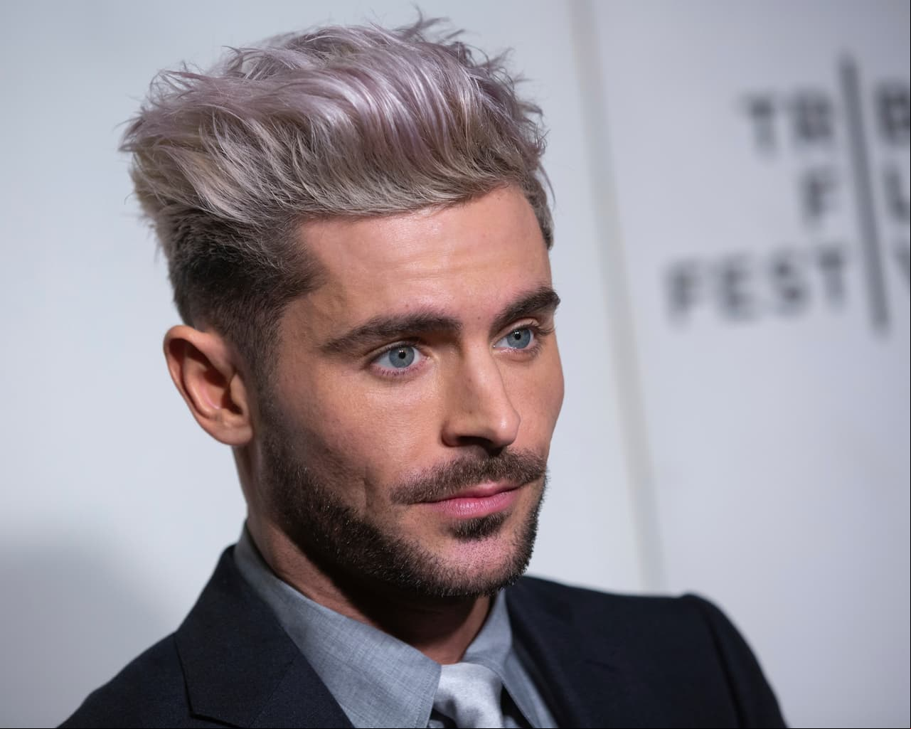 Zac Efron. “High School Musical” catapultó la fama mundial del actor, sin embargo, en una ocasión confesó a “The Hollywood Reporter” que era tanto el trabajo que tenía que dentro de él había “un tipo de vacío que en realidad no podía llenar”.