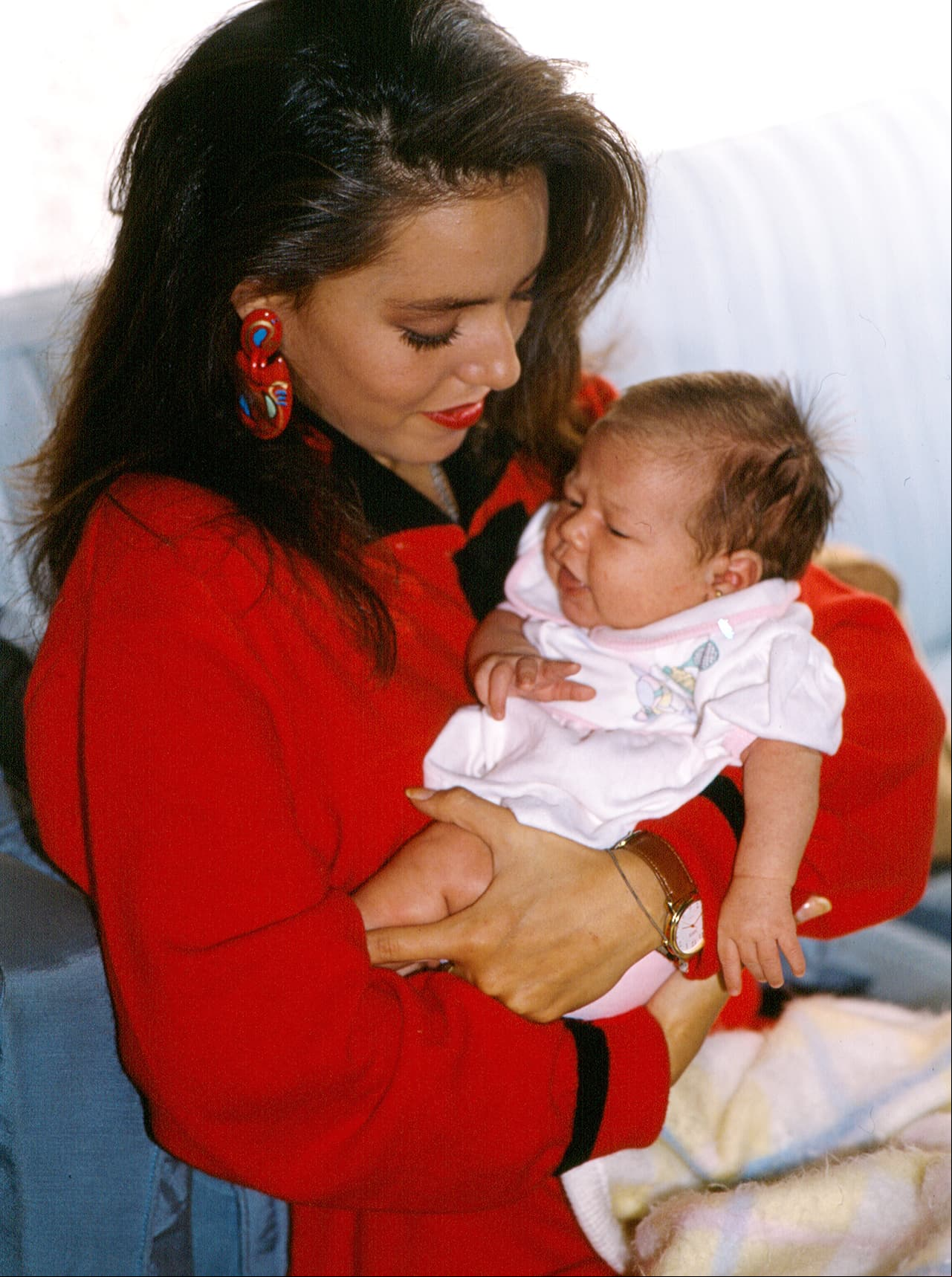 Donde la nieta de Silvia Pinal aclaró que ella nunca intervino en el romance que ‘El sol’ vivió con la fotógrafa Mariana Yazbekv, pues, su hija Michelle nació antes del idilio.