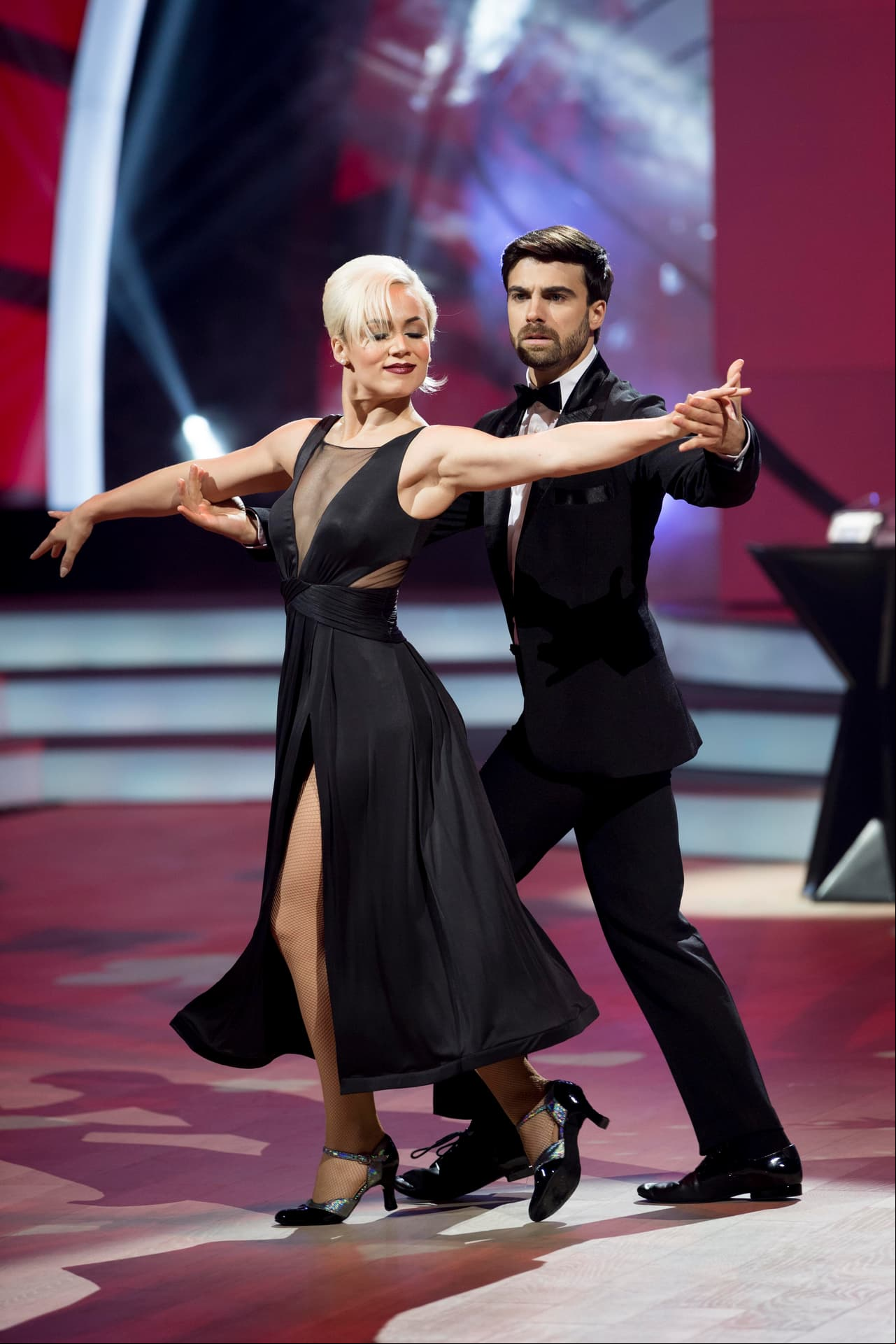 Santiago Ramundo sorprendió una vez más a los jueces, quien a lado de su bailarina Emmanuelle hizo suya la pista a ritmo de “Casino Royale” de la película James Bond.