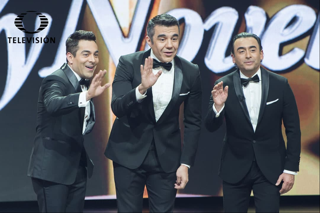 Omar Chaparro, Adrián Uribe y Adal Ramones, le pusieron el toque de humor a la noche.