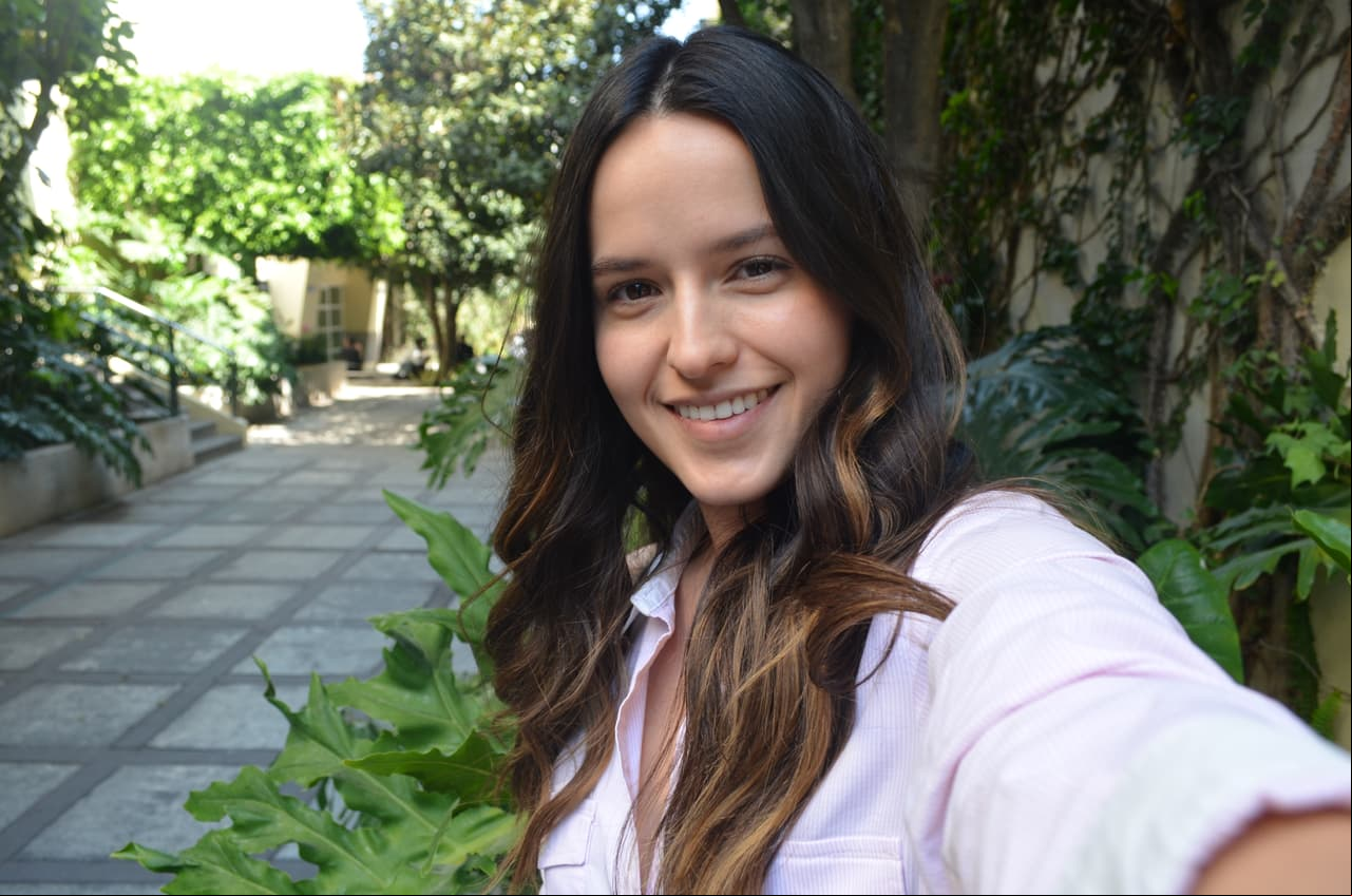 <b>¿Cómo fue grabar la escena del beso con Alejandra Robles Gil?:</b> "Divertidísimo porque Alejandra moría de nervios. ¡Nunca había besado a una mujer!
<br>