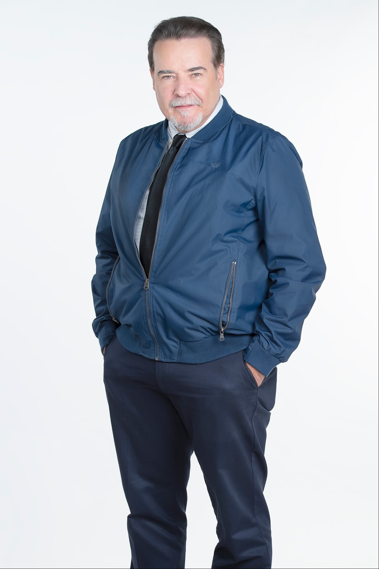 César Évora es "Nelson", el padre de "Gina". Es muy codo, no le gusta gastar, necio, obstinado y odia perder.