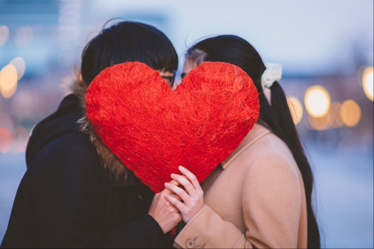 LIBRA. A los que están solteros les llegarán dos amores: uno en el trabajo y otro lo conocerás en una fiesta, así que trata de vestirte con colores claros para atraer más suerte en el amor.