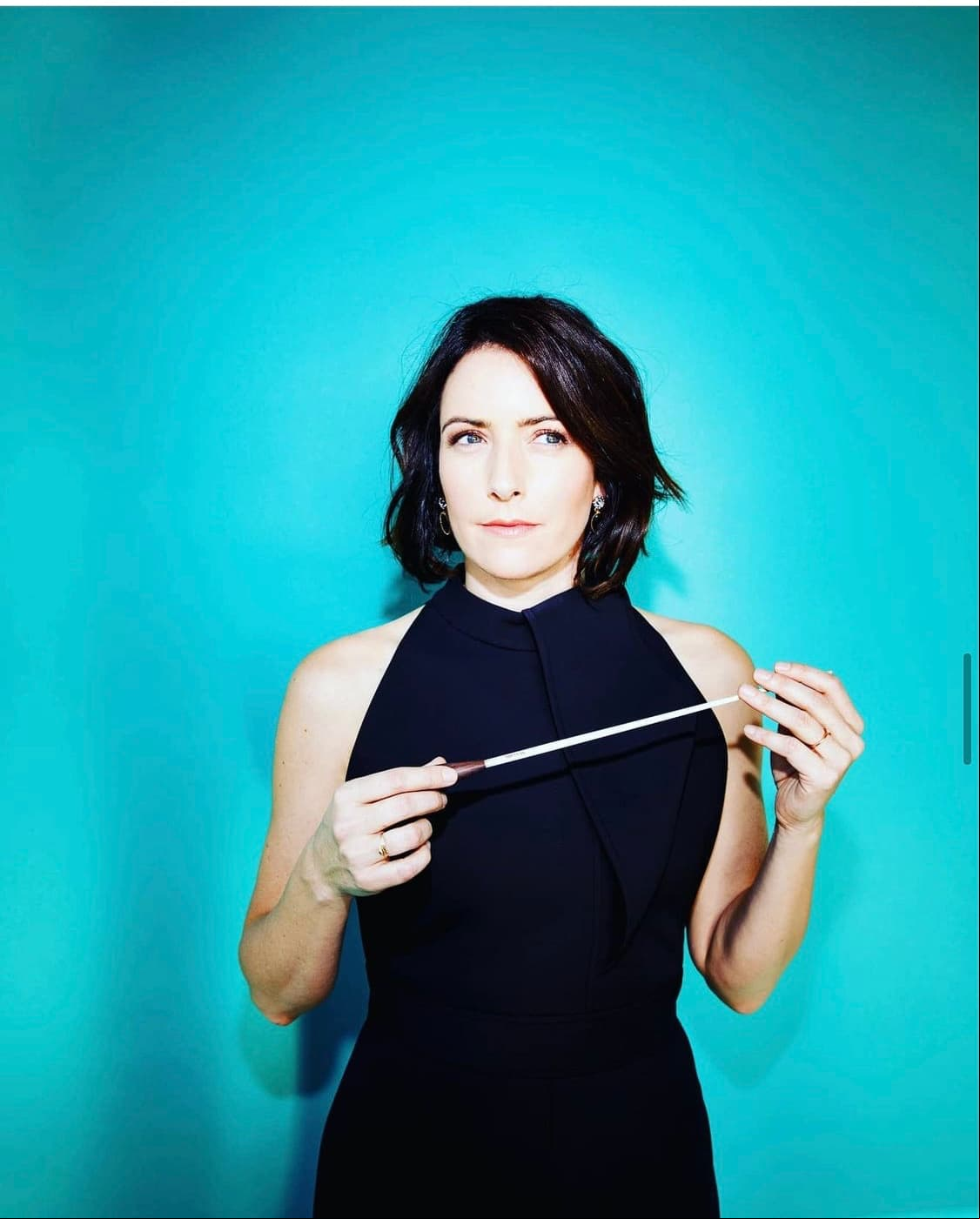 Cuando tan solo tenía 23 años, Alondra fundó la Orquesta Filarmónica de las Américas, en Nueva York, con la firme intención de promover y apoyar la difusión de las obras de jóvenes compositores en todo el continente americano.
