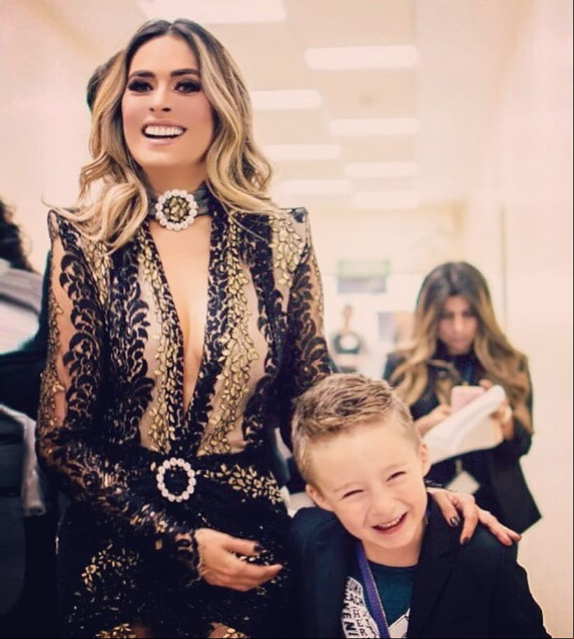 Galilea Montijo fue acusada de teñirle el cabello a su hijo Mateo.